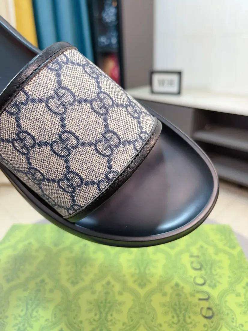 Men's shoes 💰260🌹🌹 (gucci-Gucci) New men's slippers, high-end boutique, made of cowhide, with exquisite embossed logo decoration on the upper, fine workmanship, super soft soles, casual, loose and comfortable, a must-have in summer! \nsize：38-44